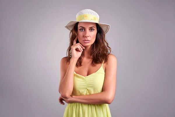 Mujer joven en un vestido — Foto de Stock